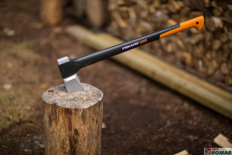 siekiera-fiskars-x25-wbita-w-pien