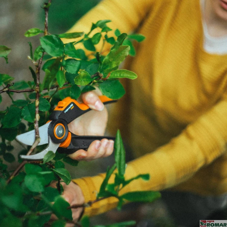 sekator-fiskars-p961-przycinanie-galezi