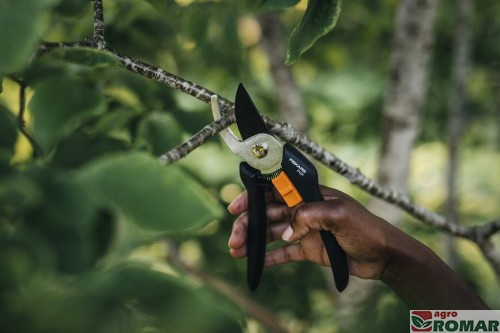 sekator-nozycowy-fiskars-p121-solid-w-uzyciu