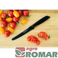 Nóż do pomidorów Fiskars Edge podczas krojenia świeżych pomidorów
