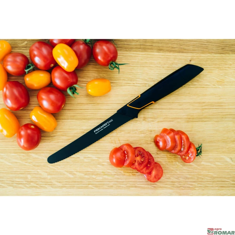 Nóż do pomidorów Fiskars Edge podczas krojenia świeżych pomidorów