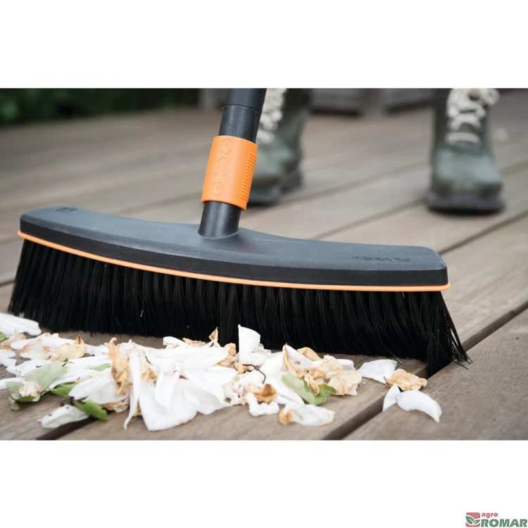 szczotka-fiskars-quikfit-patio-broom-zamiatanie-tarasu