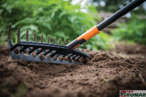 grabie-uniwersalne-quikfit-fiskars-praca-w-ogrodzie