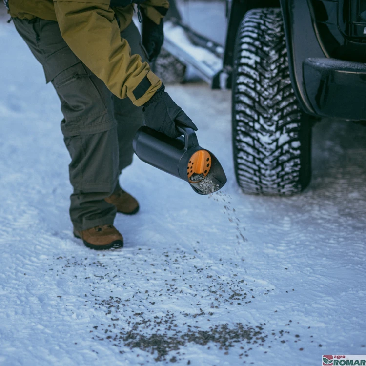 1057076_Fiskars_Solid_spreader_Action_01_1x1.jpg