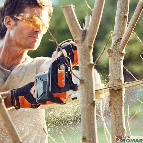 Przycinanie pnia drzewa akumulatorową pilarką łańcuchową STIHL MSA 120 C-B