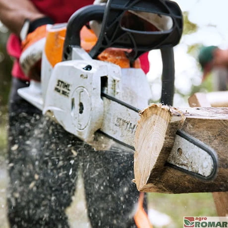 Przycinanie kłody drewna pilarką akumulatorową STIHL MSA 160 C-B
