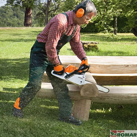 Praca pilarką spalinową STIHL MS 231 C-BE z ułatwionym rozruchem Ergostart oraz błyskawicznym napinaczem łańcucha
