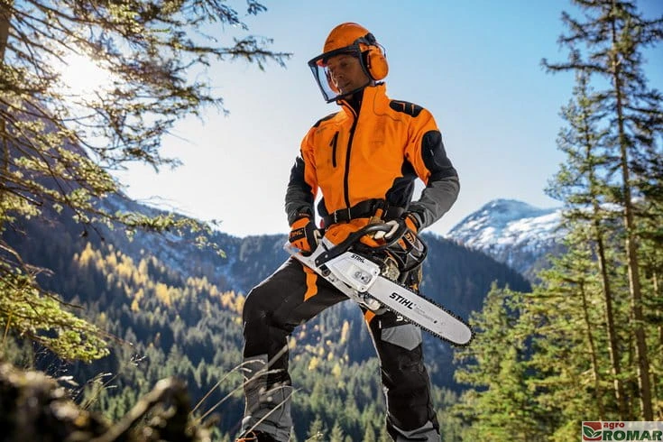 Pilarz podczas pracy w terenie górzystym z pilarką STIHL MS 261 C-M