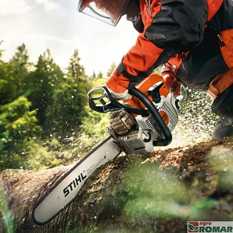 Cięcie drewna za pomocą profesjonalnej pilarki spalinowej STIHL MS 362.