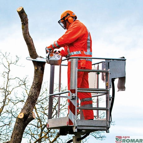 Specjalistyczna pilarka spalinowa STIHL MS 201 TC-M z górnym uchwytem oraz inteligentnym systemem zarządzania silnikiem M-Tronic.