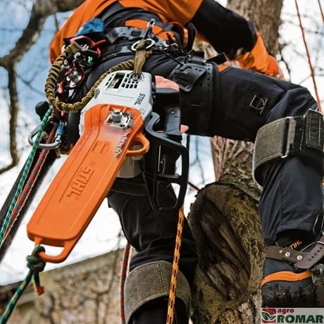 Specjalistyczna pilarka spalinowa STIHL MS 201 TC-M z górnym uchwytem oraz inteligentnym systemem zarządzania silnikiem M-Tronic.