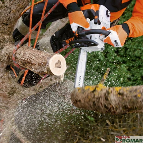 Specjalistyczna pilarka spalinowa STIHL MS 201 TC-M z górnym uchwytem oraz inteligentnym systemem zarządzania silnikiem M-Tronic.