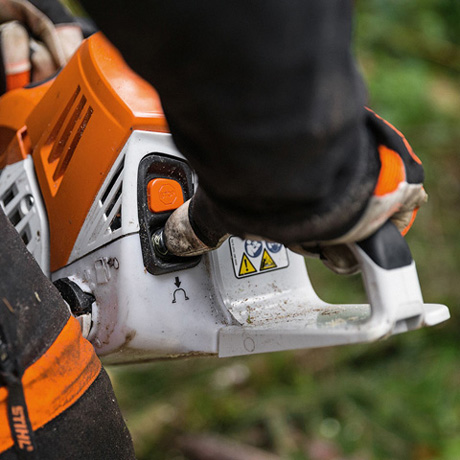 Ręczna pompa paliwowa układu wtrysku paliwa w pilarce STIHL MS 500i