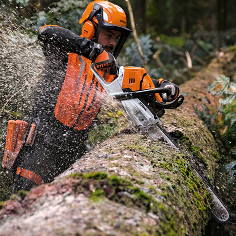 Pilarka spalinowa STIHL MS500i w akcji